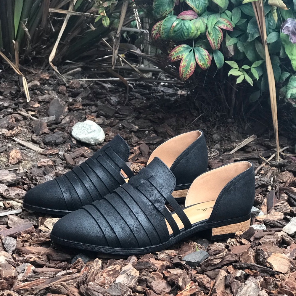 Strappy flats -black